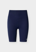 Marineblaue Sportshorts aus dehnbarem Stoff, mit einem hohen Bund und einem kleinen weißen Nike-Logo am unteren linken Bein.