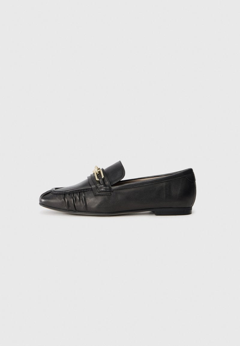 Schwarze Lederloafers mit runder Zehenform, ausgestattet mit einem dekorativen goldfarbenen Hardwareakzent und gefältelten Details im Obermaterial. Flacher Absatz.