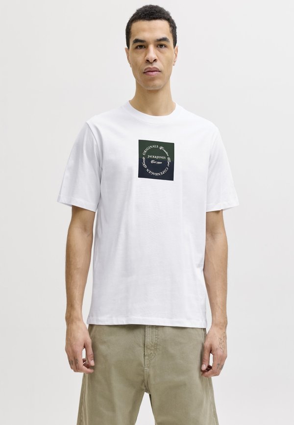 Jack & Jones JORCATSKILLS SQUARE BRANDING TEE - Print T-shirt - bright white