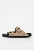 Beige Wildleder offene Sandale mit zwei verstellbaren schwarzen Schnallen und schwarzer Sohle, mit Bayton-Logo an der Seite.