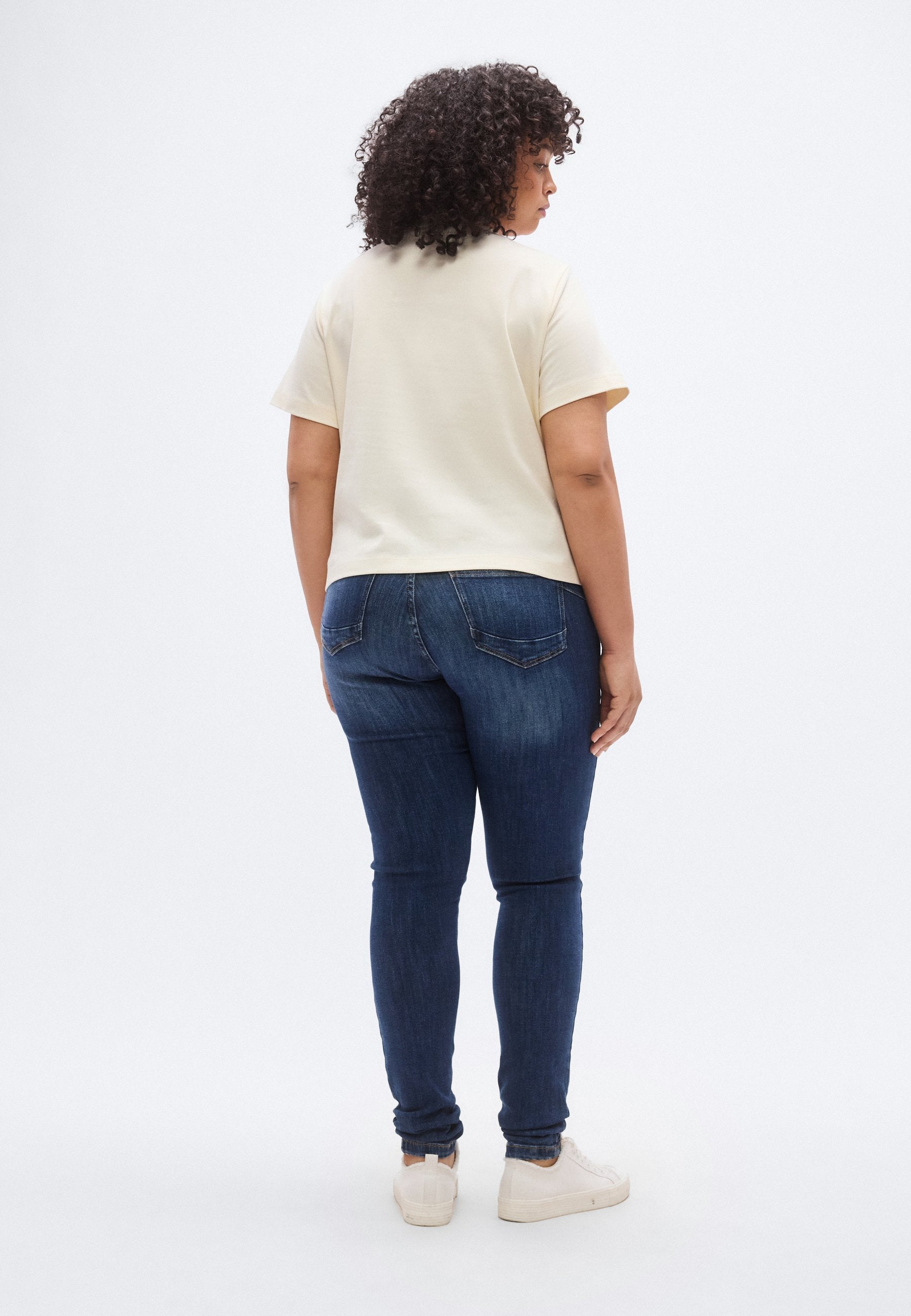 CURVE GRAPHIC INTERLOCK KNIT T-SHIRT Media 4