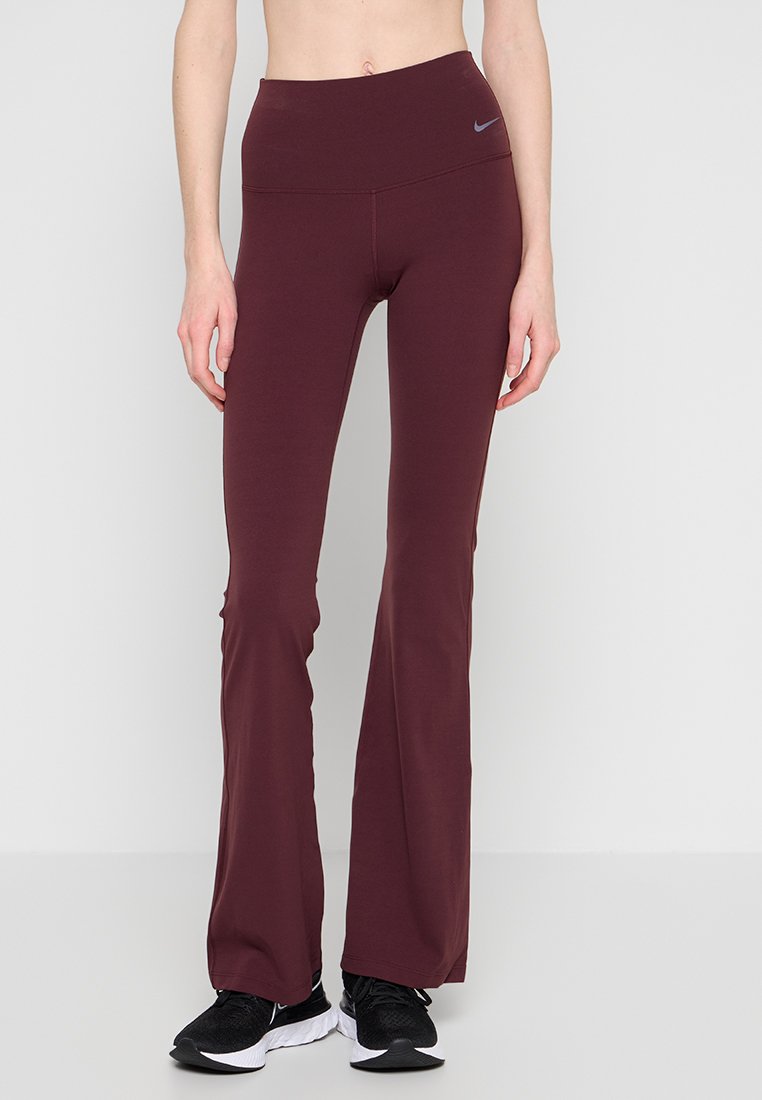 Bordeauxrote ausgestellte Leggings mit hohem Bund, gefertigt aus einem glatten, dehnbaren Material, mit einem kleinen Logo am Bund.