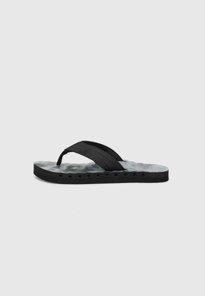 Schwarze Flip-Flops mit strukturiertem Schaumfußbett, dünnen Gummi-Riemen mit Nähdetails und kleinen Löchern in der Sohle zur Belüftung.