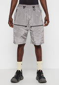 Graue, knielange Shorts aus leichtem Material. Verfügt über zwei seitliche Reißverschlusstaschen und einen elastischen Bund mit Kordelzug.