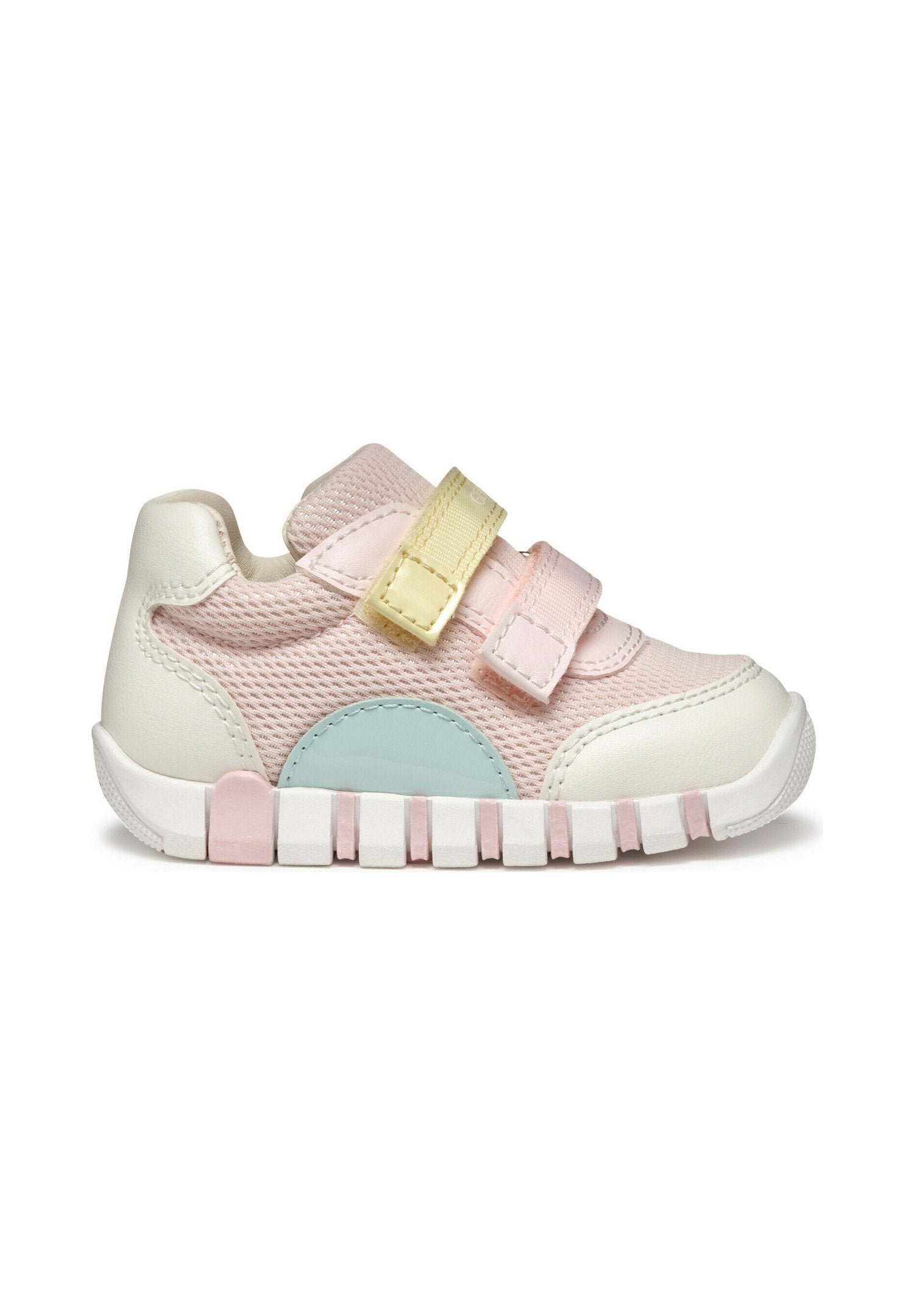 Leichter Sneaker mit pinkem Mesh-Obermaterial, cremefarbenen Lederakzenten, gelben und pinken Klettverschlussriemen sowie einer bunten Gummi-Sohle mit strukturierten Details.