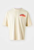 Cremfarbener Baumwoll-T-Shirt mit einem roten und orangefarbenen "HAWAII" Grafik. Kurze Ärmel, runder Ausschnitt, lässige Passform und glatte Textur.