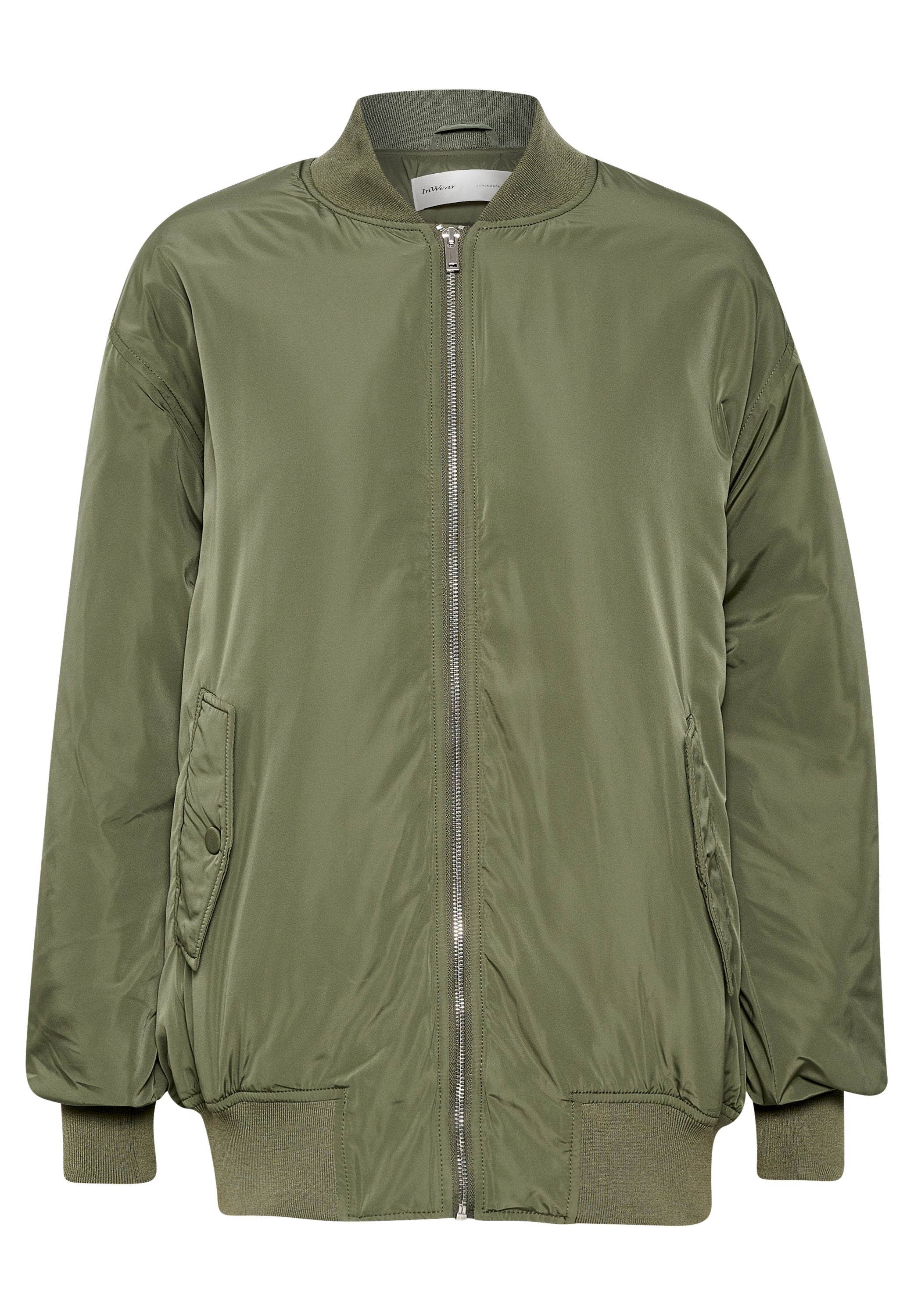 Olivgrüne Bomberjacke aus glattem Nylon mit einem Frontreißverschluss, gerippten Bündchen und seitlichen Taschen in lockerer Passform.
