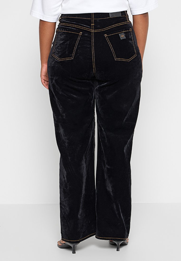 Armani Exchange Jeans Relaxed Fit Media 3
