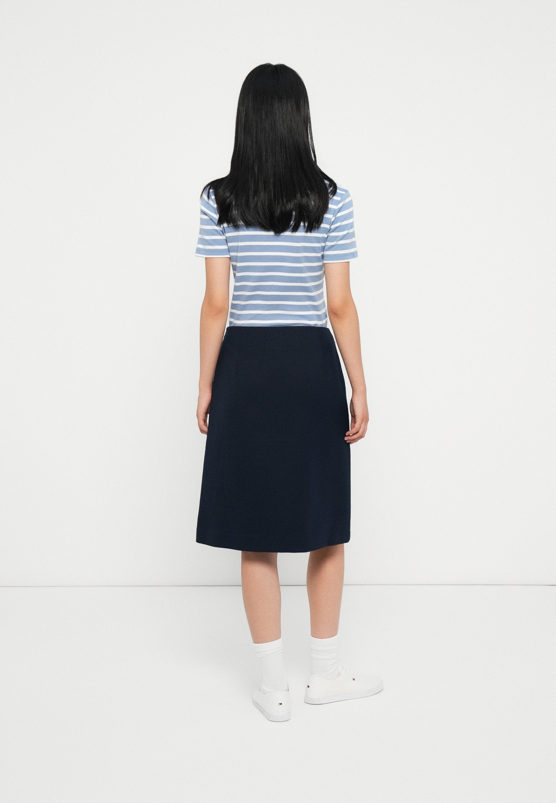 PREPPY TEXTURE KNEE SKIRT Media 4