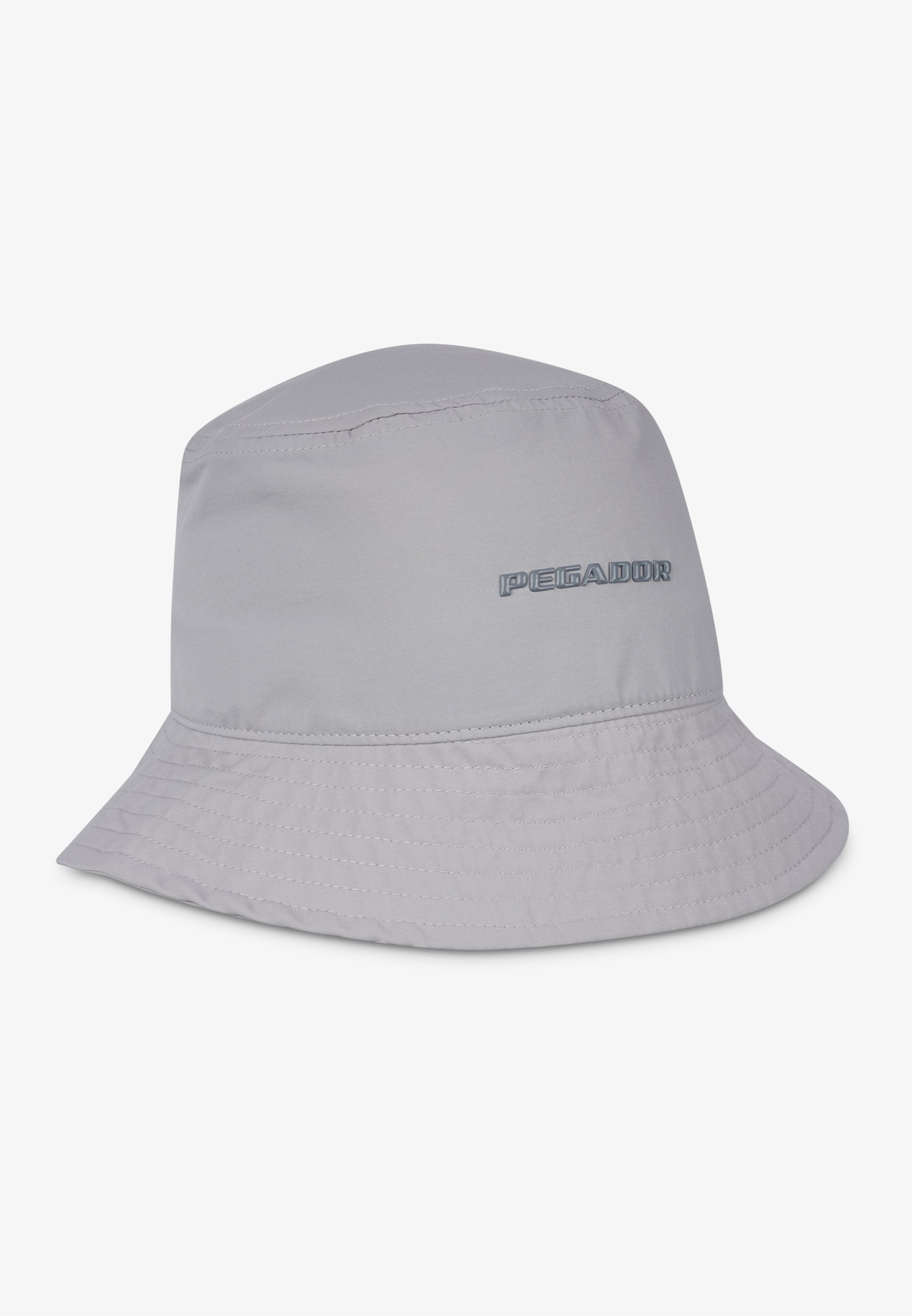 Helle graue Bucket Hat aus weichem Stoff, mit breiter Krempe, gestickten Details und "PEGADOR"-Logo in einer dunkleren Nuance.