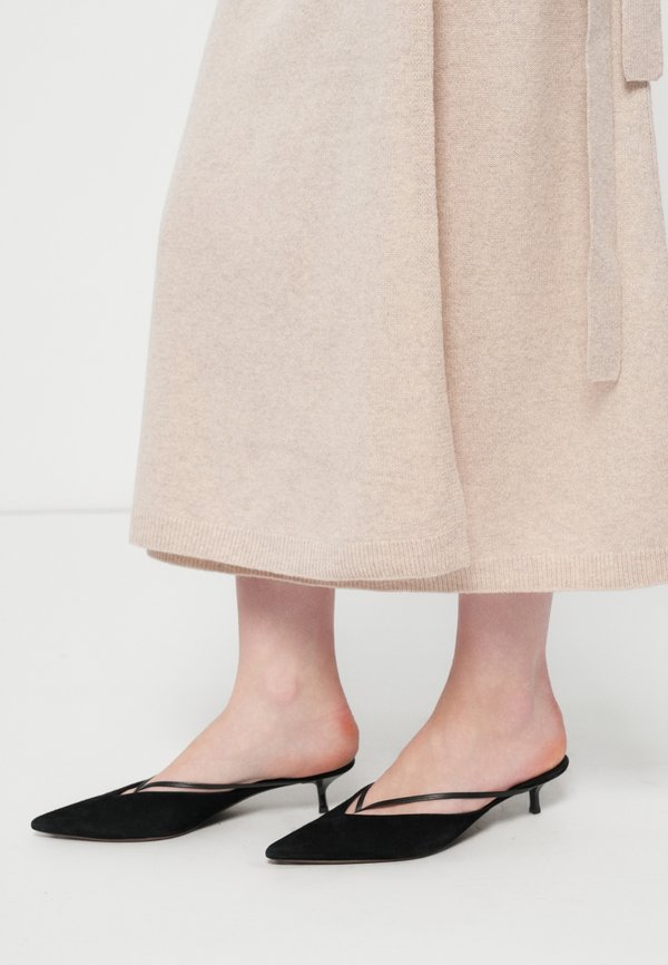 CLOSED WRAP SKIRT