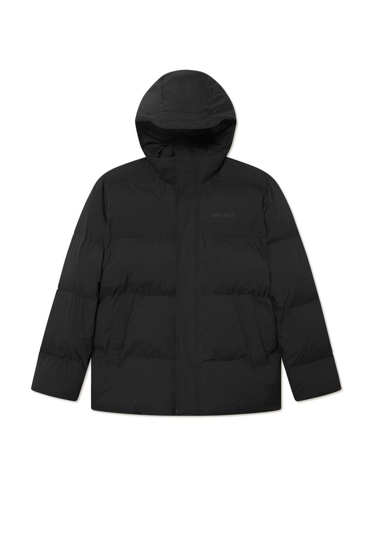 Schwarze Puffjacke mit Kapuze, ausgestattet mit einem Reißverschluss, geradem Schnitt und zwei Fronttaschen. Hergestellt aus leichtem, isoliertem Material.