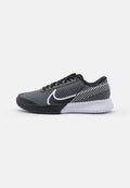 Schwarz-graues Sportshoe mit einem Obermaterial aus Mesh, weißem Swoosh-Logo und gestreiftem Detail an der Ferse. Robuste Gummisohle für Traktion.
