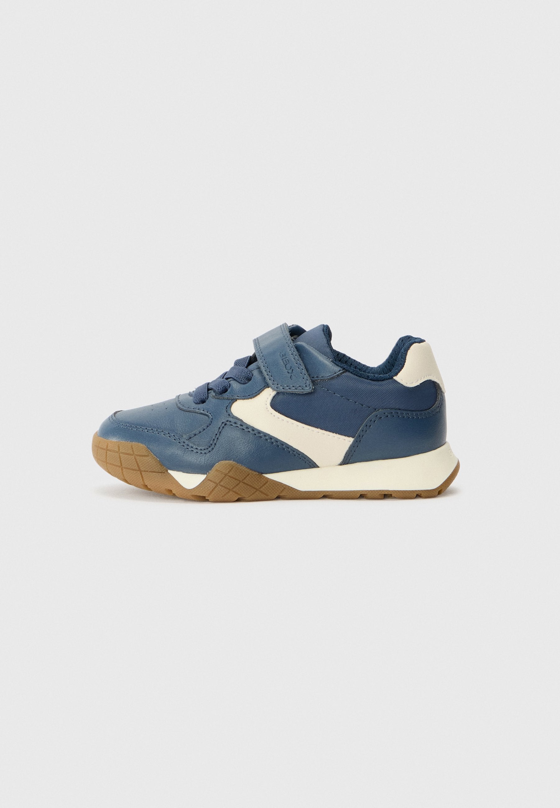 Blauer synthetischer Ledersneaker mit strukturierten Paneelen, einem weißen Akzent und einem Klettverschluss, ausgestattet mit einer braunen Gummisohle für besseren Halt.