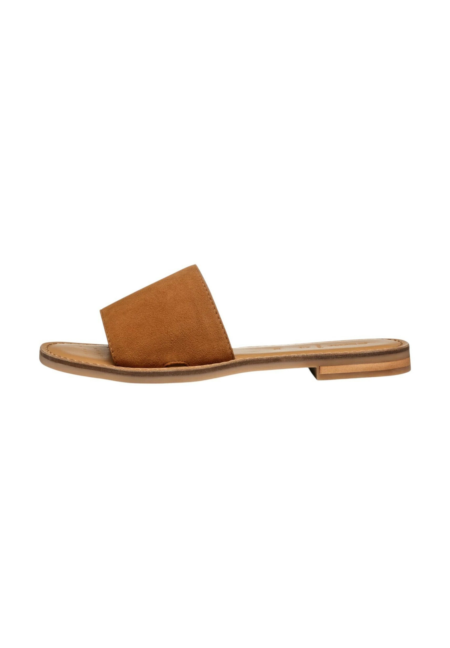 Brauner Wildlederschlipper mit einem breiten Riemen und flacher Gummisohle, der ein minimalistisches Design und einen natürlichen Holztonakzent an der Ferse aufweist.