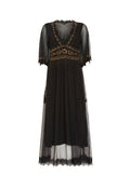 Schwarzes Kleid aus durchsichtigem Stoff mit gepunktetem Muster. V-Ausschnitt, kurze, flatternde Ärmel, bestickte goldene Details und Spitzenbesatz.