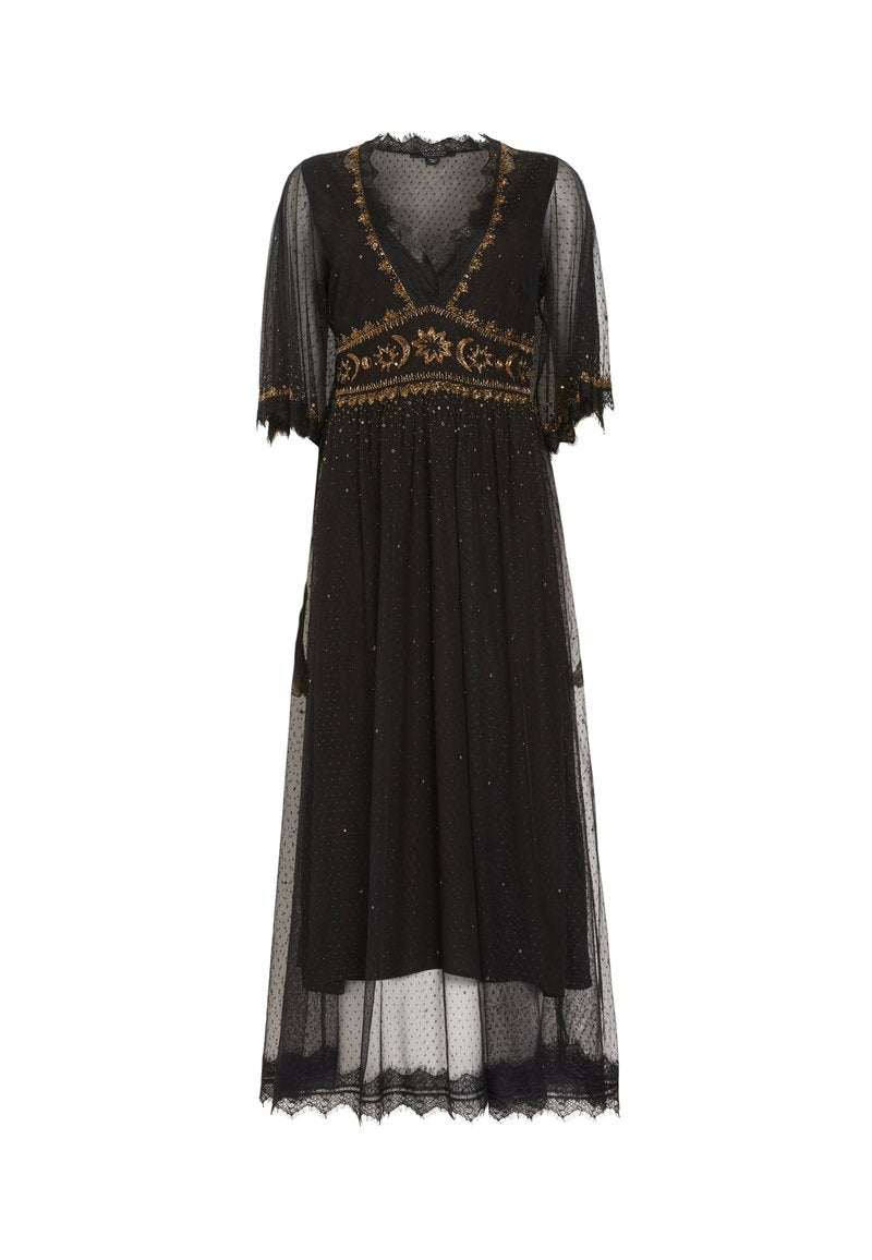 Schwarzes Kleid aus durchsichtigem Stoff mit gepunktetem Muster. V-Ausschnitt, kurze, flatternde Ärmel, bestickte goldene Details und Spitzenbesatz.