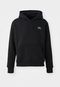 Schwarzer Kapuzensweatshirt aus weichem Stoff, mit einer Kängurutasche, gerippten Bündchen und einem kleinen weißen Logo auf der Brust.