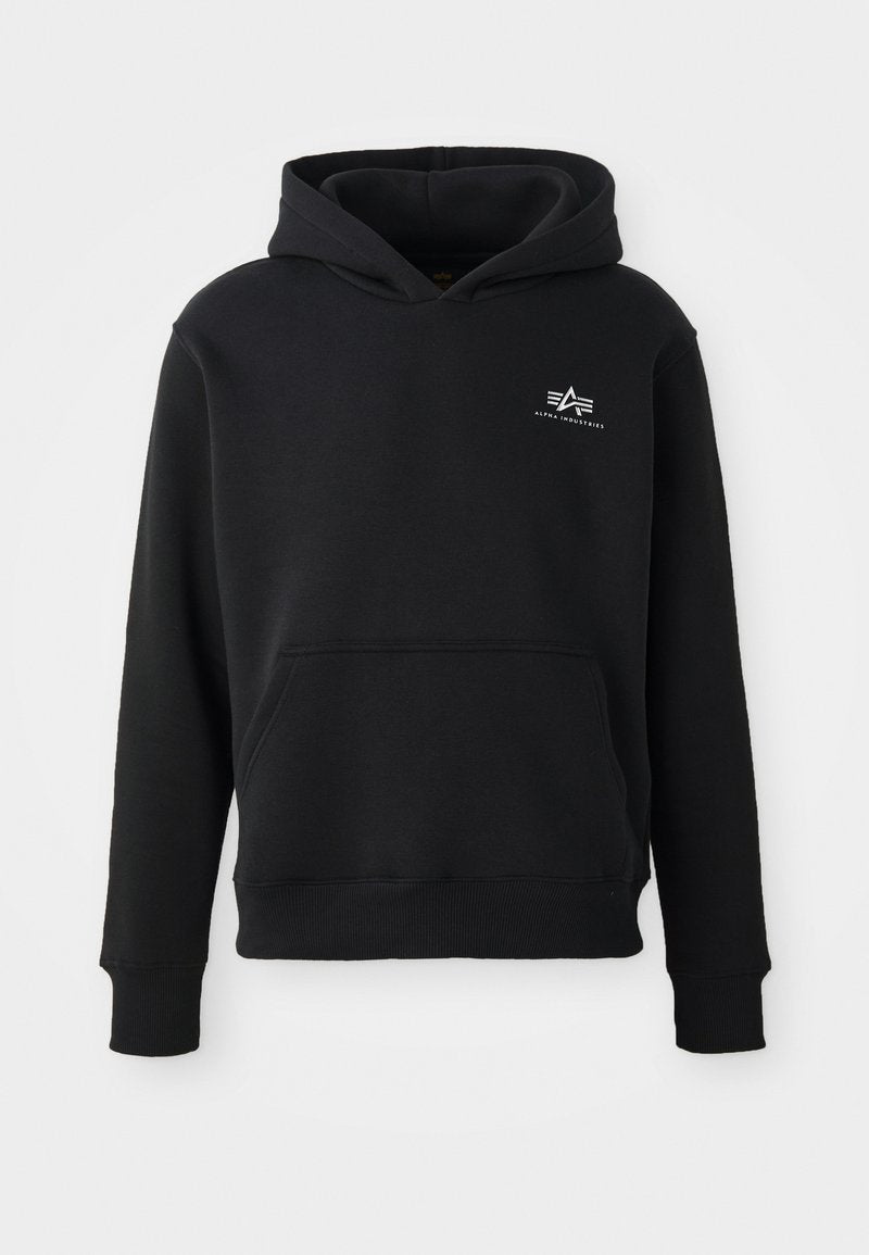 Schwarzer Kapuzensweatshirt aus weichem Stoff, mit einer Kängurutasche, gerippten Bündchen und einem kleinen weißen Logo auf der Brust.
