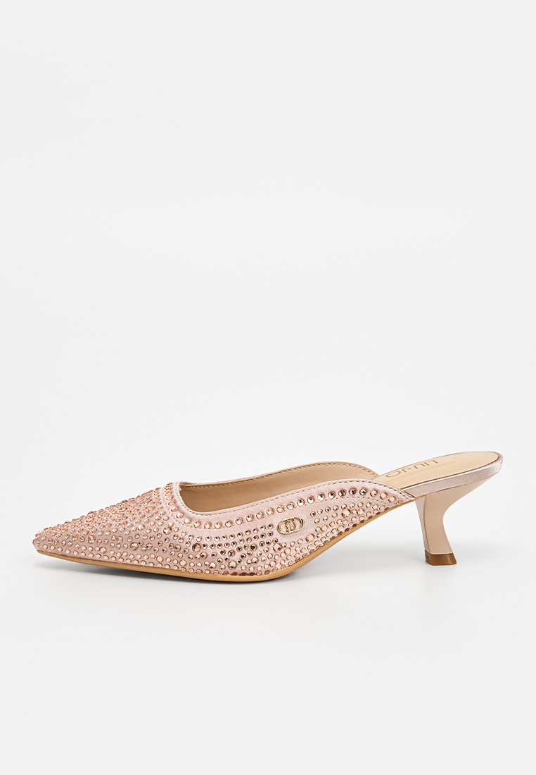 Spitz zulaufende, rosa Satin-Mule mit niedrigem Kittenabsatz, verziert mit irisierenden Nieten und einem dekorativen Logo an der Seite. Glatte Textur.