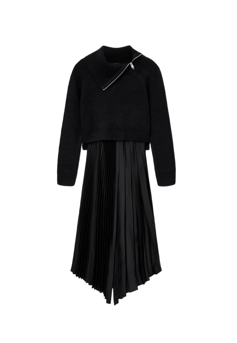 Schwarzer, kurzer Pullover mit hohem Kragen und Reißverschlussdetails, kombiniert mit einem schwarzen, plissierten Satковых Rock. Beide Teile sind weich und texturiert.