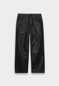 Schwarze Kunstlederhosen mit Vorderknopf, Reißverschluss, Gürtelschlaufen, zwei Fronttaschen und abgesteppten Knie-Details.