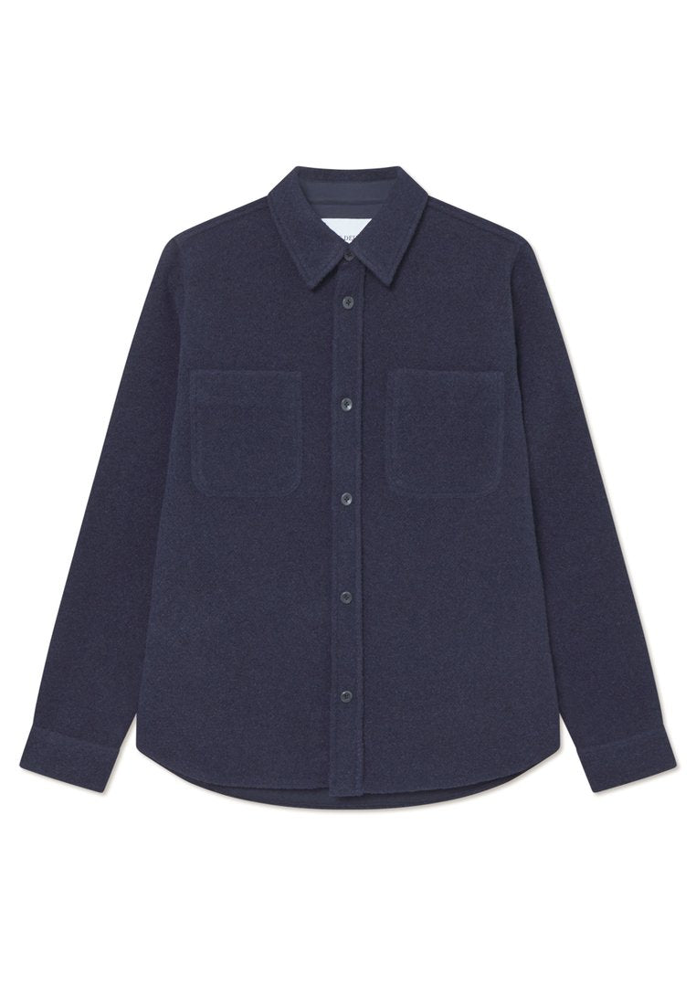 Marineblaues Flanellhemd mit langen Ärmeln, Knopfleiste, spitzem Kragen und zwei Brusttaschen mit einer weichen, strukturierten Oberfläche.