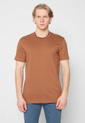 Braunes Baumwoll-T-Shirt mit Rundhalsausschnitt und kurzen Ärmeln, versehen mit einem kontrastierenden bordeauxroten Besatz und einem kleinen Motiv auf der linken Brust.