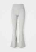 Graue, ausgestellte Leggings aus weichem Material, mit einem elastischen Bund und einer glatten Textur, die am Saum zur Ausstülpung hin auslaufen.