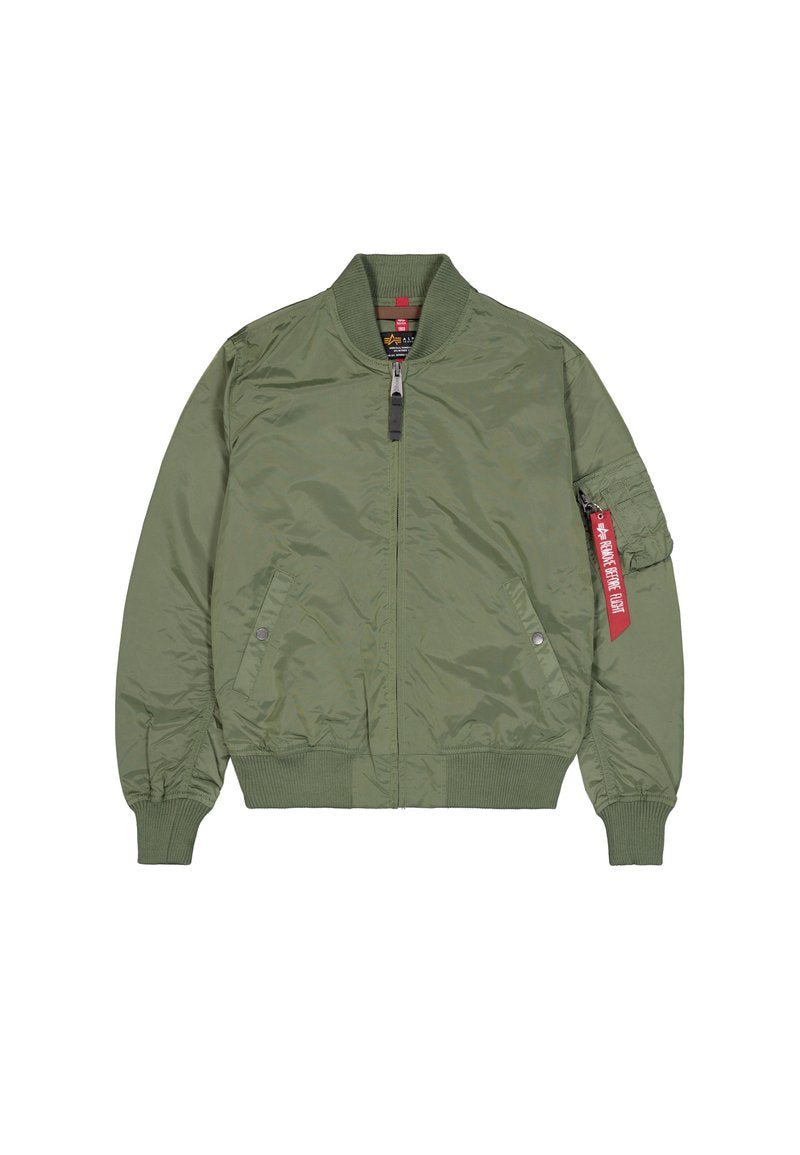 Olivgrüne Bomberjacke aus Nylonmaterial, mit Reißverschluss vorne, gerippten Bündchen und Saum, seitlichen Taschen, mit rotem Schlaufen-Detail am linken Ärmel.