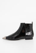 Schwarze Leder-Stiefelette mit spitzem, metallic-farbenem Zehenkappen, glatter Textur, niedrigem Absatz und einem Ziehschlaufen an der Rückseite für einfaches Anziehen.