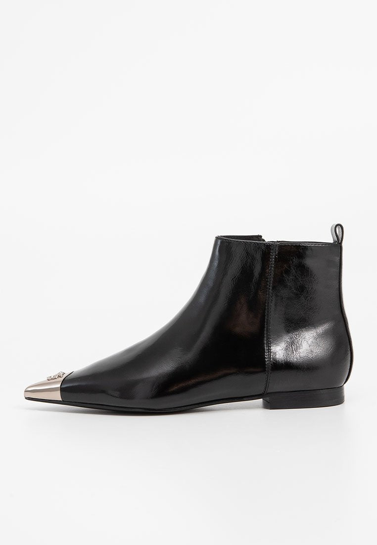 Schwarze Leder-Stiefelette mit spitzem, metallic-farbenem Zehenkappen, glatter Textur, niedrigem Absatz und einem Ziehschlaufen an der Rückseite für einfaches Anziehen.