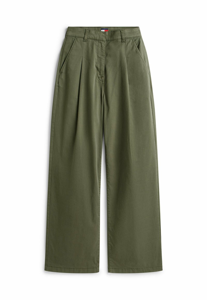Olivgrüne weit geschnittene Hosen aus glattem Baumwollstoff, mit Bundfalten, Seitentaschen und einem normalen Taillenbund mit einem Etikett auf der Rückseite.
