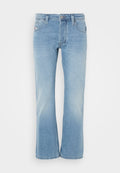 Hellblaue Denim-Jeans im Weitbein-Design mit Taschen, Knopfverschluss und subtilen Ausbleichungen für einen getragenen Effekt.