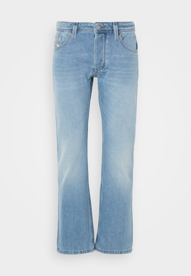 Hellblaue Denim-Jeans im Weitbein-Design mit Taschen, Knopfverschluss und subtilen Ausbleichungen für einen getragenen Effekt.