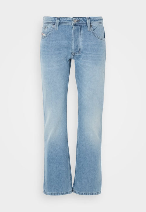 Hellblaue Denim-Jeans im Weitbein-Design mit Taschen, Knopfverschluss und subtilen Ausbleichungen für einen getragenen Effekt.