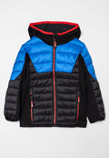 Padded Jacke mit einem blauen Oberteil, schwarzem Körper und roten Akzenten. Verfügt über eine Kapuze, einen Front-Reißverschluss und zwei Reißverschlusstaschen.