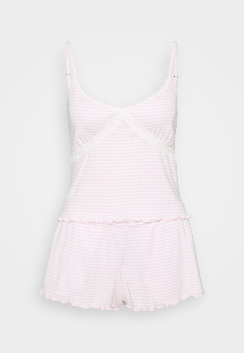 Hellrosa gestreiftes Schlafanzugset mit einem Spaghetti-Träger-Oberteil, das mit Spitzenbesatz und einem mehrlagigen Design versehen ist; die passenden Shorts haben einen frilly Saum.
