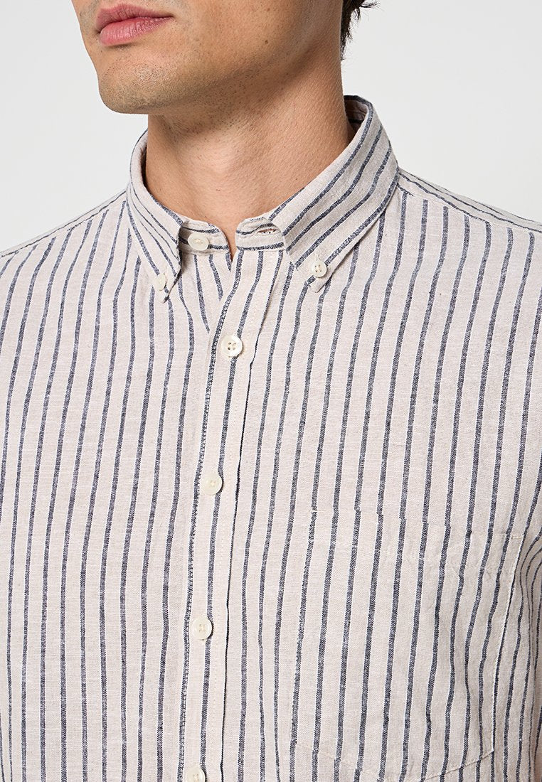 REGULAR FIT  Media 2