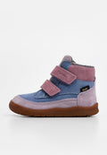 Winterschuh für Kinder in rosa und blauer Wildlederoptik mit zwei Klettverschlüssen und brauner Gummisohle.