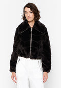 Schwarze Fake-Fur-cropped Jacke mit breitem Kragen, diagonaler Steppung und Front-Reißverschluss. Weiche Textur und voluminöse Silhouette.