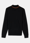 Schwarzer langärmliger Pullover mit einem strukturierten Design, ausgestattet mit einem gerippten Kragen in den Farben Rot, Gelb und Blau. Glatte Stoffqualität.