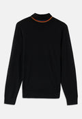 Schwarzer langärmliger Pullover mit einem strukturierten Design, ausgestattet mit einem gerippten Kragen in den Farben Rot, Gelb und Blau. Glatte Stoffqualität.