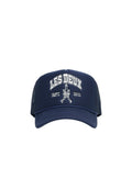 Marineblaue Baseballkappe mit einer durchgehenden Frontplatte und Netzseiten. Mit weiß gesticktem Schriftzug "LES DEUX" und einem Logo. Vorgebogener Schirm.