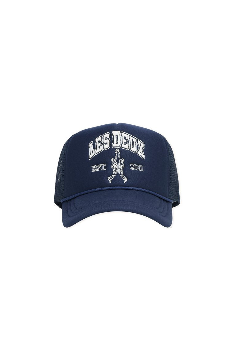 Marineblaue Baseballkappe mit einer durchgehenden Frontplatte und Netzseiten. Mit weiß gesticktem Schriftzug "LES DEUX" und einem Logo. Vorgebogener Schirm.
