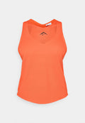 Oranges Netz-Top mit V-Ausschnitt und ärmellosem Design. Mit einem schwarzen Logo auf der Vorderseite und einem geschwungenen Saum. Leichte Textur.