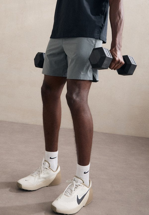 Nike Performance M NK DF UNLIMITED WVN 7IN UL - Sports shorts - smoke grey/black