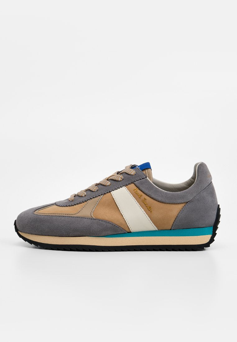 Niedriger Sneaker aus grauem und beige Veloursleder, mit weißem Seitenstreifen, blauem Fersenlaschen, beiger Zwischensohle, türkisfarbenem Akzent und schwarzer, geriffelter Sohle.