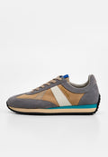 Niedriger Sneaker aus grauem und beige Veloursleder, mit weißem Seitenstreifen, blauem Fersenlaschen, beiger Zwischensohle, türkisfarbenem Akzent und schwarzer, geriffelter Sohle.
