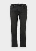 Schwarze Jeans mit geradem Bein aus Denim, fünf Taschen und Gürtel-Schlaufen, vorne mit Knopfverschluss und sichtbaren Nahtdetails.